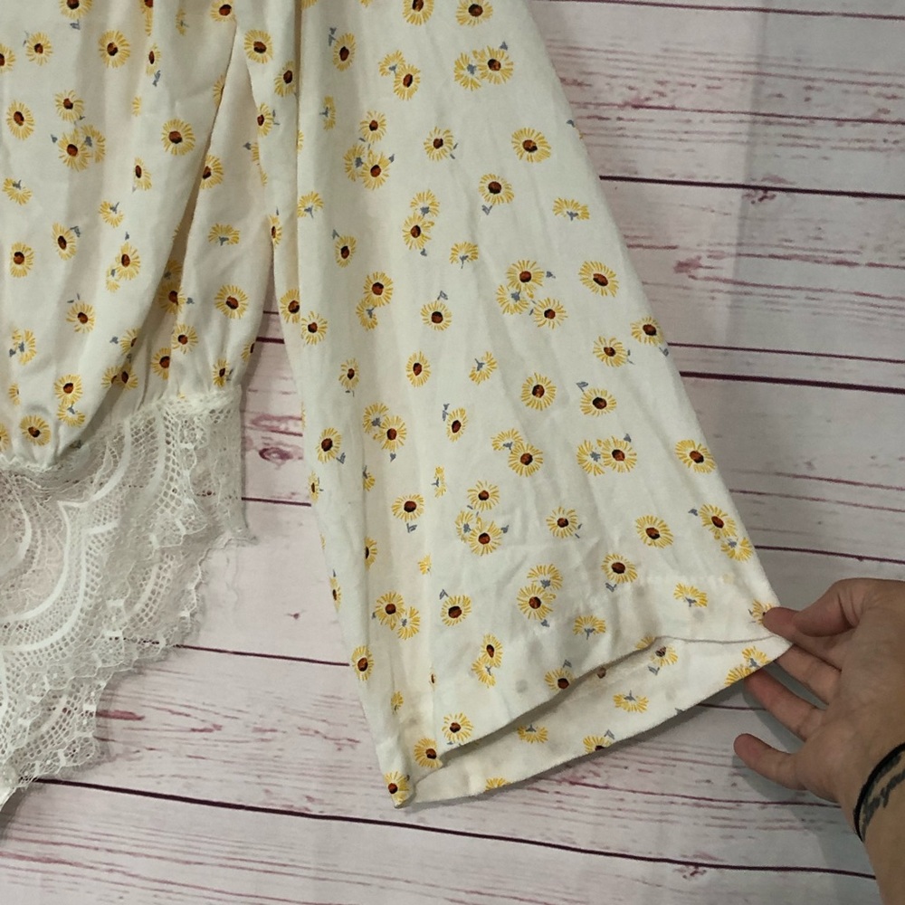 Forties Feels Daisy Print Bell-Sleeve Floral Bodysuit - Picture 10 of 14